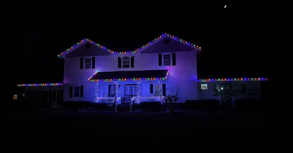 Colonial · Cool white & blue holiday lighting installation